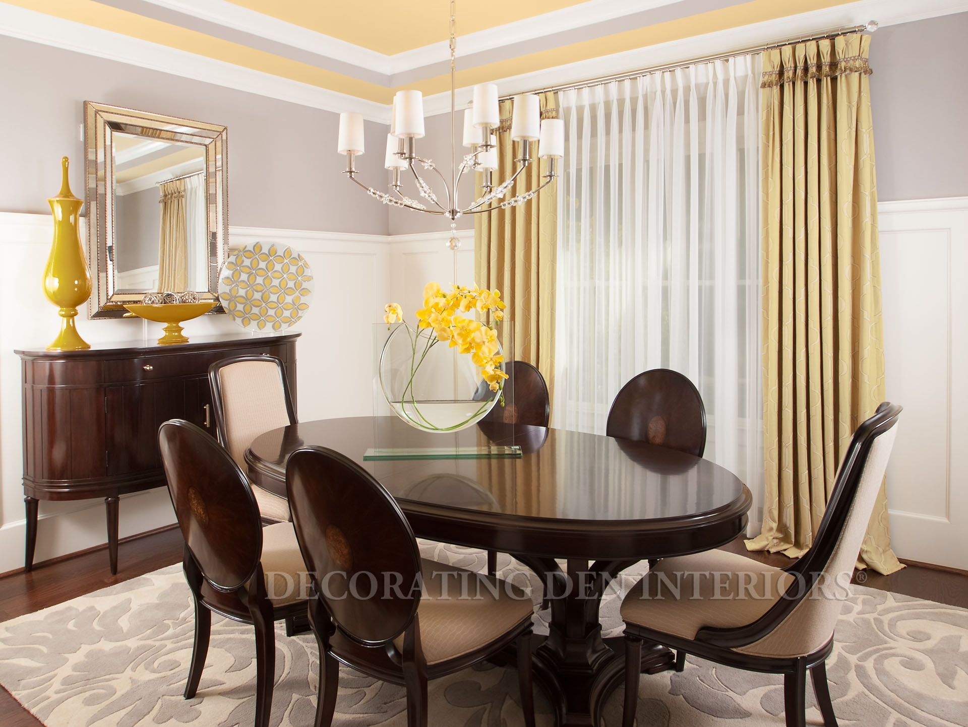 BEAUTIFUL TRADITIONAL DINING ROOM