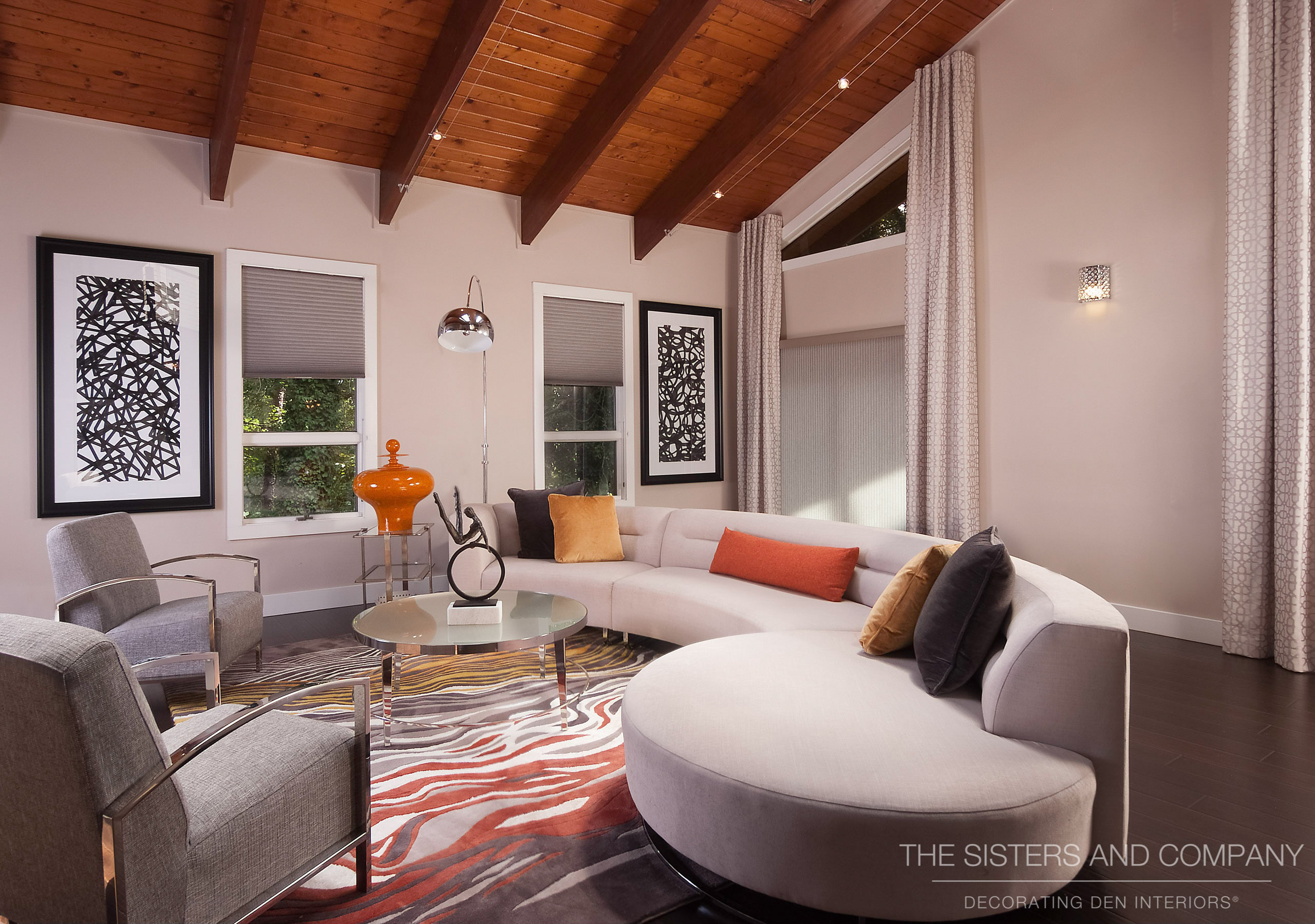 VIBRANT CONTEMPORARY LIVING ROOM